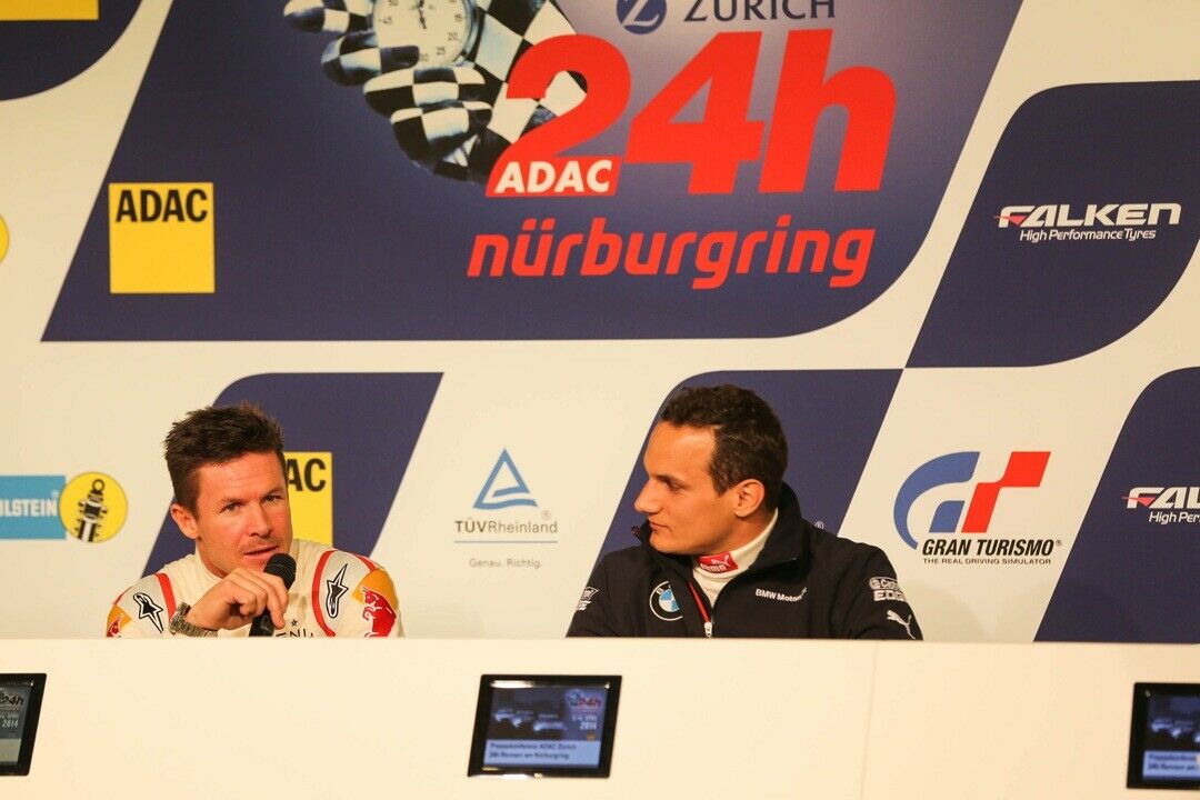 Felix Baumgartner (links) bei einer Pressekonferenz. Audi machte den Basejumper zum Rennfahrer