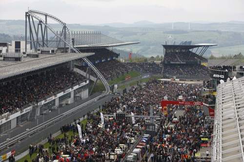 Menschenmassen auf der Start-Ziel-Geraden kurz vor dem Start zum Rennen 2013