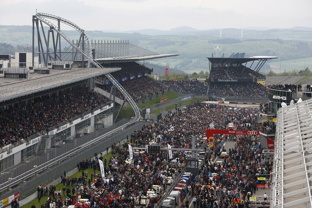 Menschenmassen auf der Start-Ziel-Geraden kurz vor dem Start zum Rennen 2013