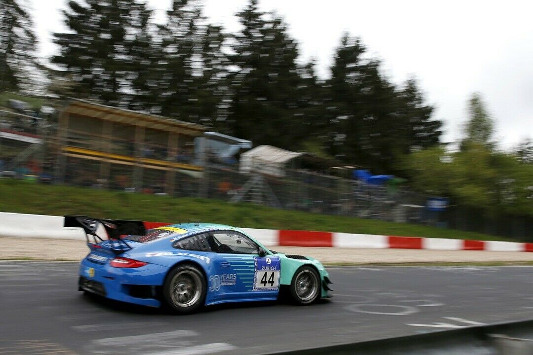 Der Falken-Porsche rast an den Fans vorbei