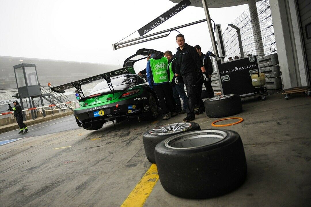 Boxenstopp für den Black Falcon SLS beim Qualirennen