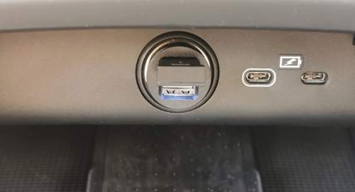 XC40 Beleuchtung Ablage Smartphone 1