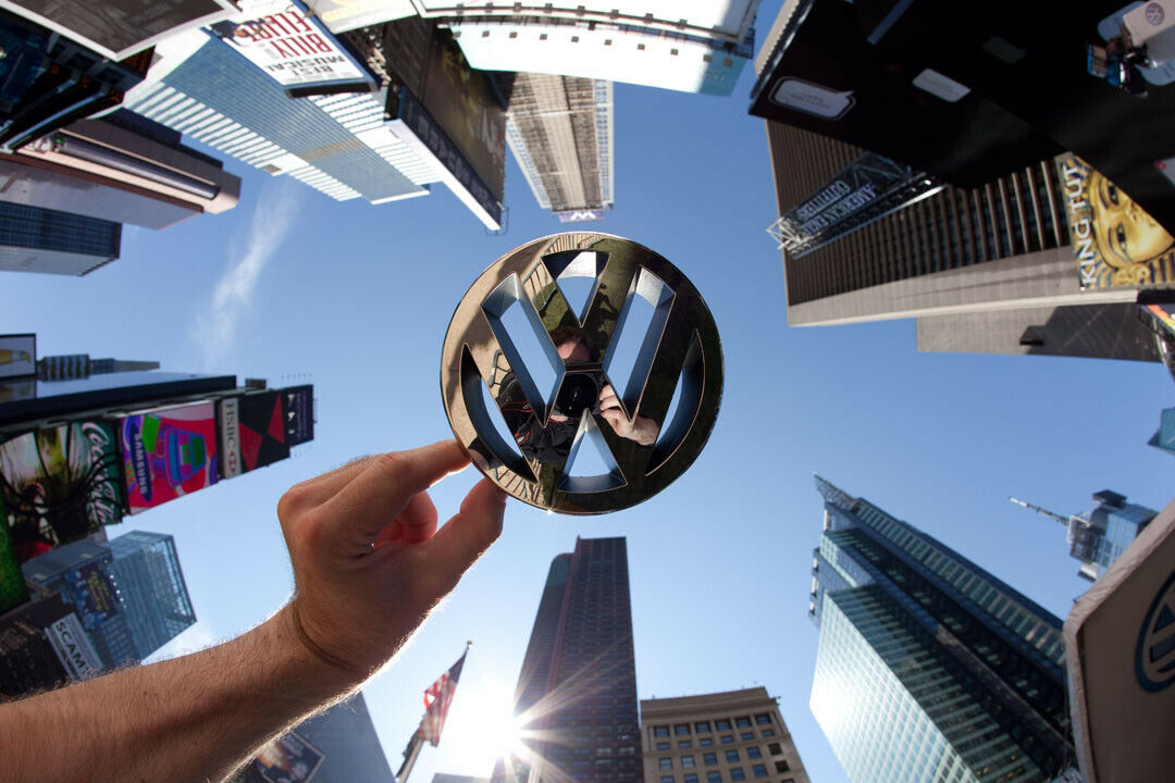 Der Skandal um manipulierte Abgaswerte hat sich erstmals auf die Verkaufszahlen von VW ausgewirkt. Der US-Absatz brach im November um ein Viertel ein