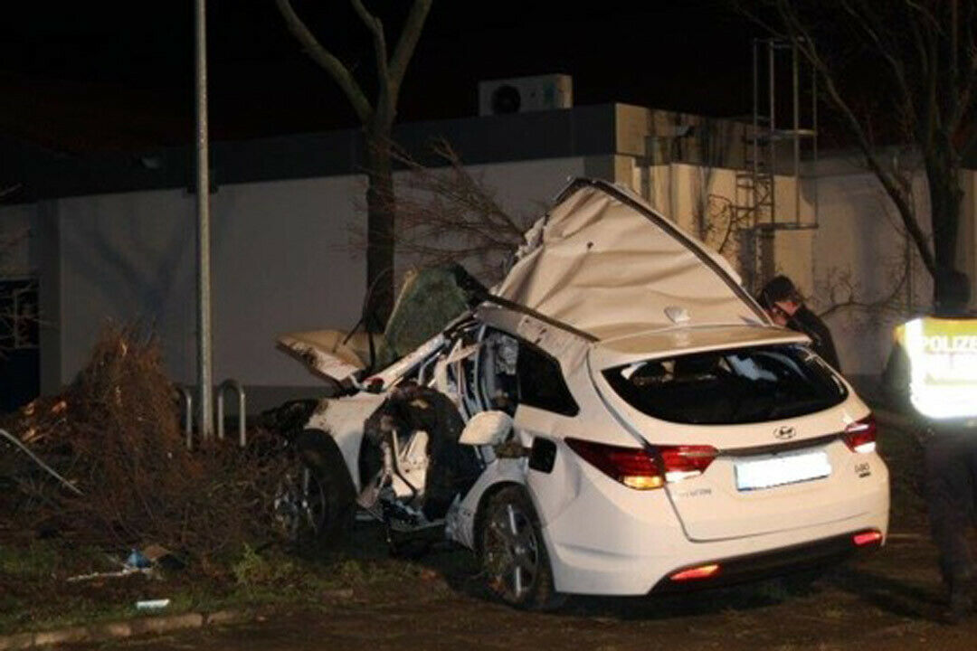 In Ludwigshafen lieferten sich zwei Fahrzeuge ein illegales Rennen. Einer der Wagen kollidierte dabei mit einem Baum