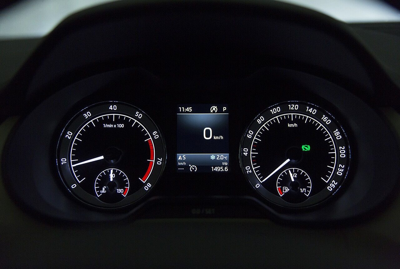 Die analogen Instrumente im Skoda Octavia wirken etwas altbacken. Nicht, weil sie analog sind, sondern wegen der hier schlecht sichtbaren silbernen Umrandung