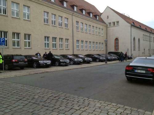 An der Zwickauer Hochschule kündigte sich der hohe Besuch durch schwere Karossen an.