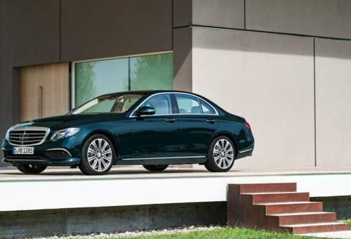 In aktuellen Oberklasse-Modellen wie der E-Klasse von Mercedes oder dem BMW 7er ist Einparken per Fernbedienung heute bereits bestellbar