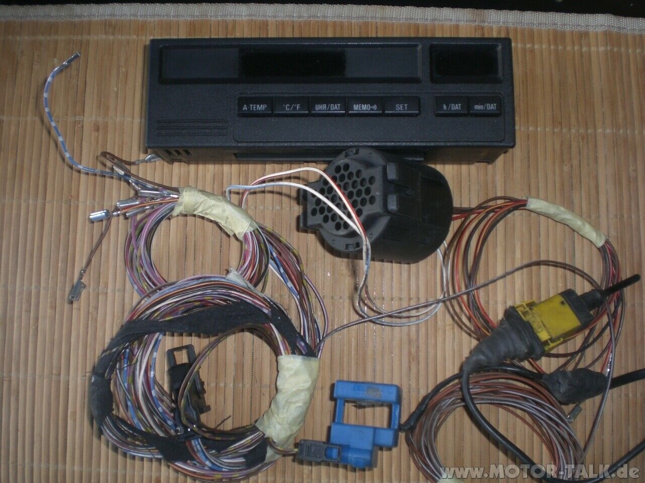 Analoge Uhr auf kleinen bordcomputer
