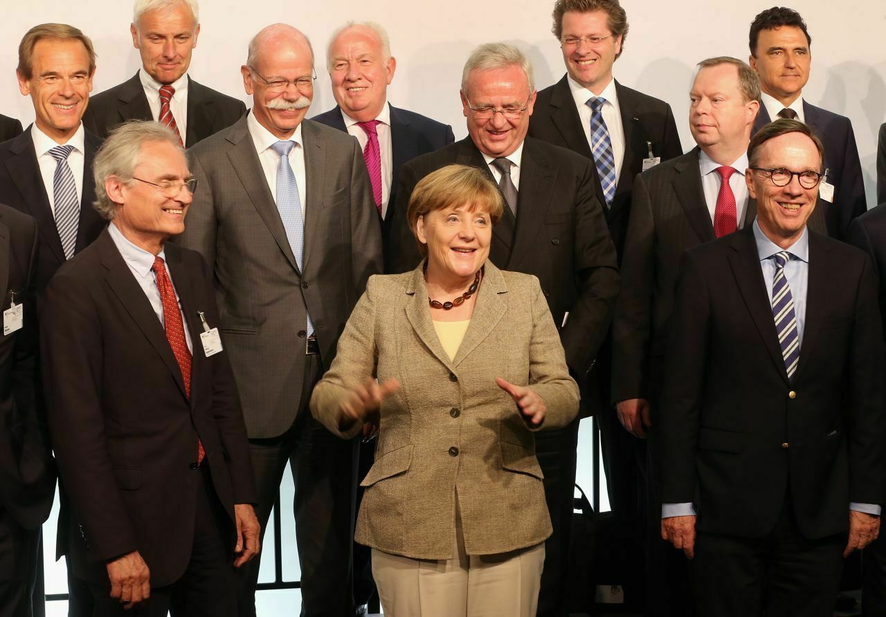 Gruppenbild mit Kanzlerin: Zur anwesenden Wirtschaftsprominenz gehörten zum Beispiel Martin Winterkorn (VW) und Dieter Zetsche (Daimler)
