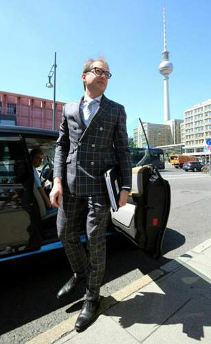 Interessanter Anzug und extravagantes Elektroauto: Alexander Dobrindt setzte Akzente am Berliner Alexanderplatz