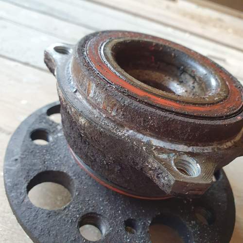 Ausgebautes Radlager mit Nabe