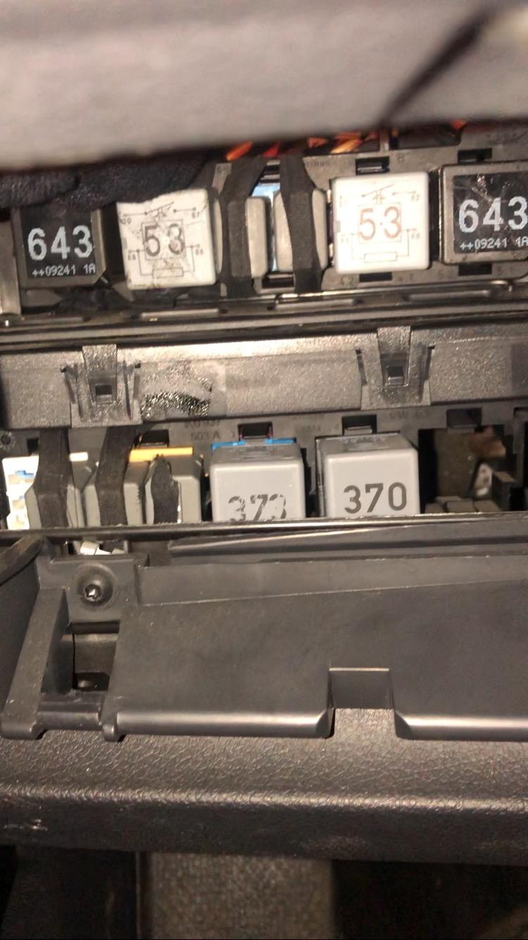 Anlasser dreht bei Zündung an bzw Motor an.