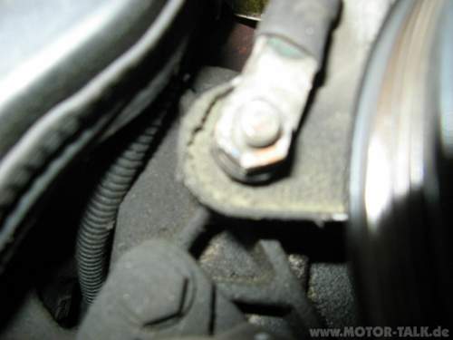 Massebefestigungsschraube am Motor