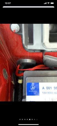Gummimuffe zum Innenraum hinter Batterie.jpg