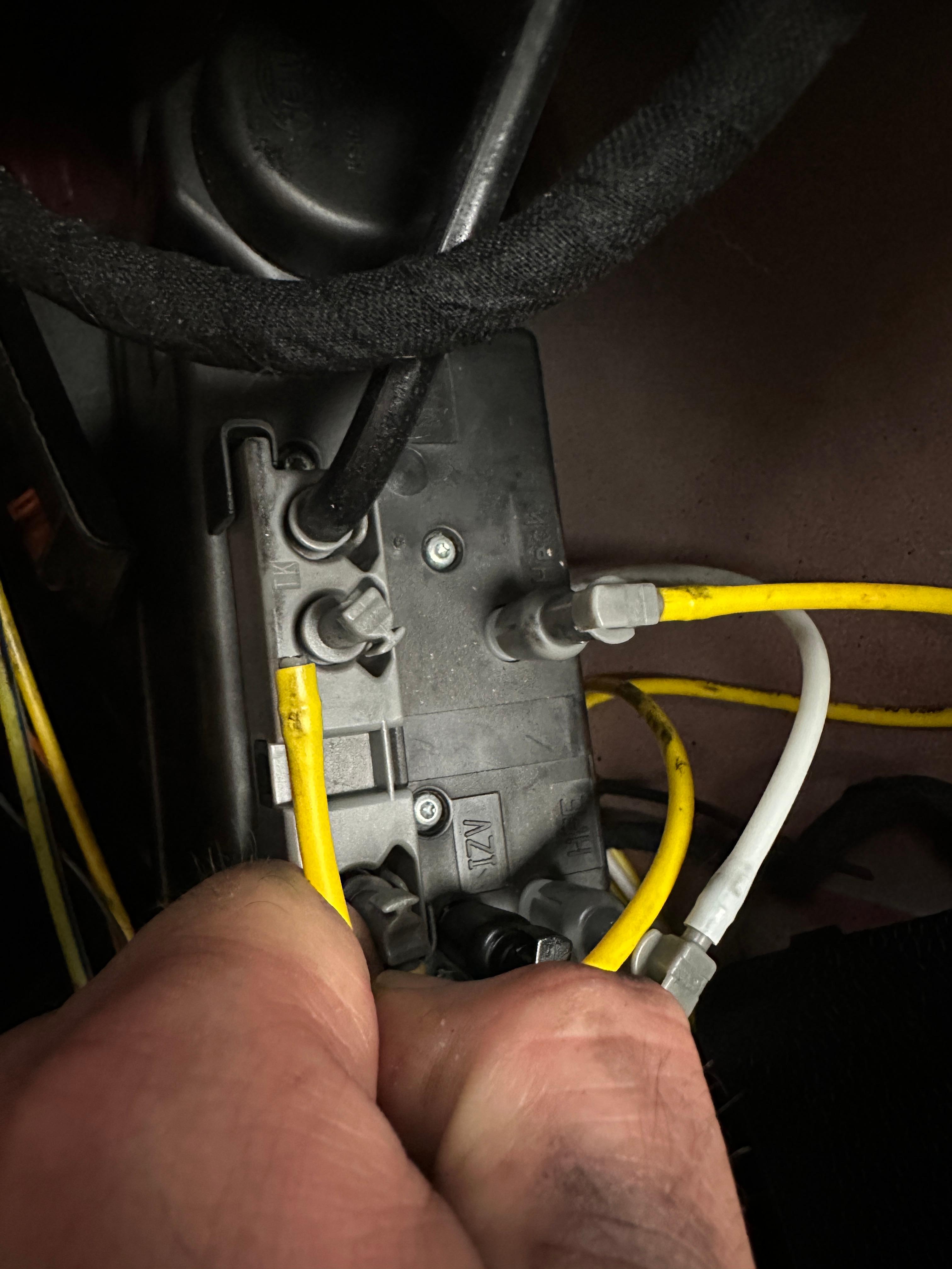 Anschlussnippel an der ZV-Pumpe abgebrochen - Ersatz?