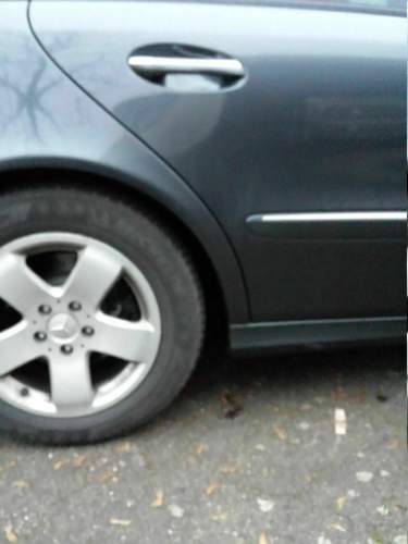 Vom Tuergriff ca 1 Handbreit nach vorne, unter der Bodenverkleidung ist Einbauort der Dosierpumpe.jpg