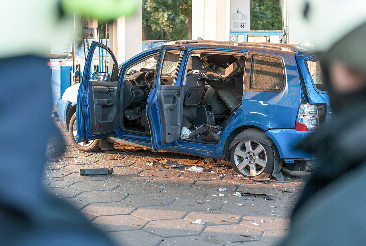 Der Fahrzeugführer stand vor seinem Auto. Er wurde von Trümmerteilen verletzt