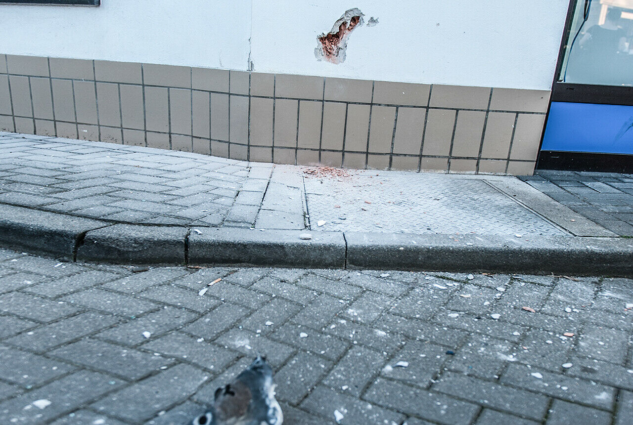 Die Wucht des Aufpralls lässt sich an der Wand des Tankstellengebäudes erkennen