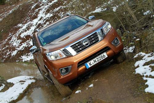 Mit Untersetzung schiebt sich der Nissan Navara langsam durch Schlamm und über Hindernisse