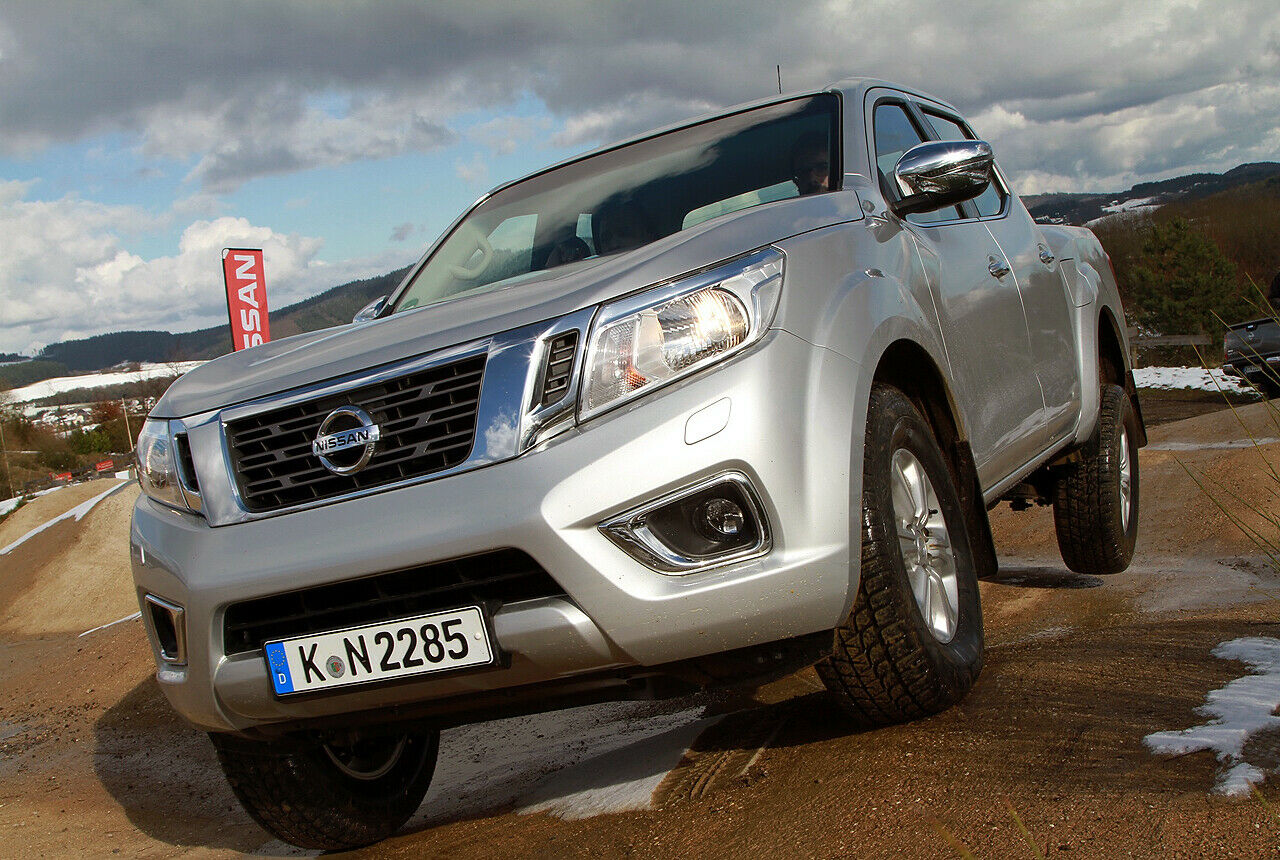 Mit seinem dem X-Trail entlehnten Cockpit sowie einem für Pick-ups erstaunlich komfortablen Fahrwerk wird der Nissan Navara softie-tauglicher