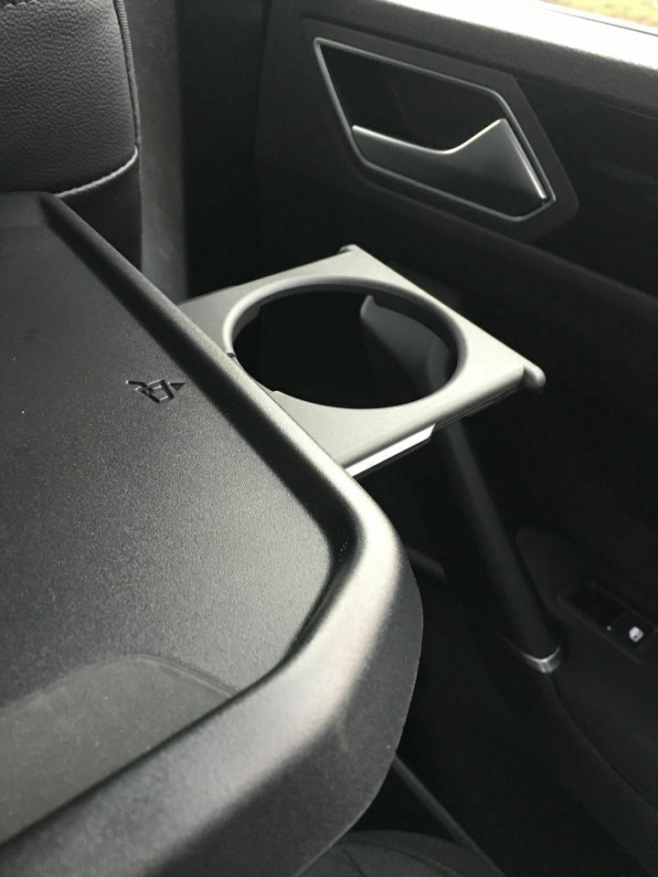 Armlehne Rückbank Cupholder integriert?