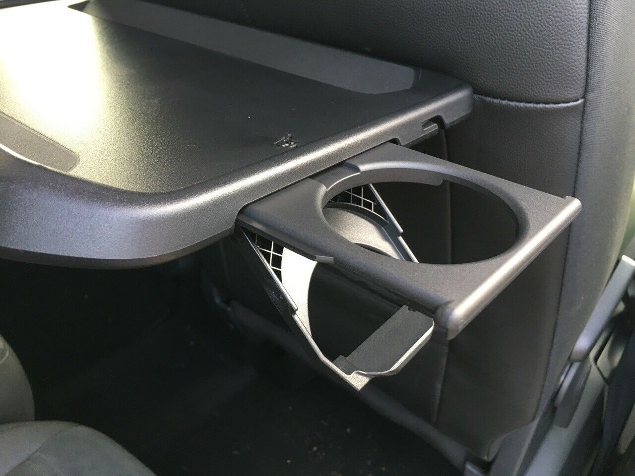 Armlehne Rückbank Cupholder integriert?