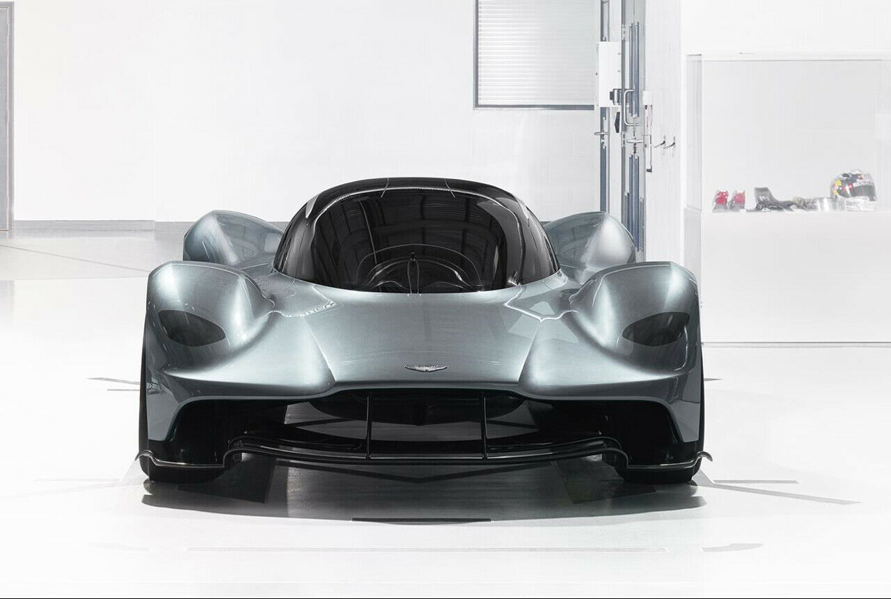 Unter der Karosse des Aston Martin RB 001 wird ein V12-Saugmotor stecken