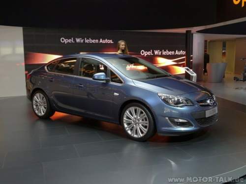 Moskau-2012-opel-stellt-erstmals-den-viertuerigen-astra-vor-small