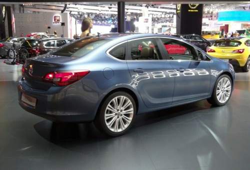 Moskau-2012-opel-stellt-erstmals-den-viertuerigen-astra-vor-small-1