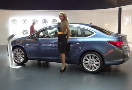 Moskau-2012-opel-stellt-erstmals-den-viertuerigen-astra-vor-small-2