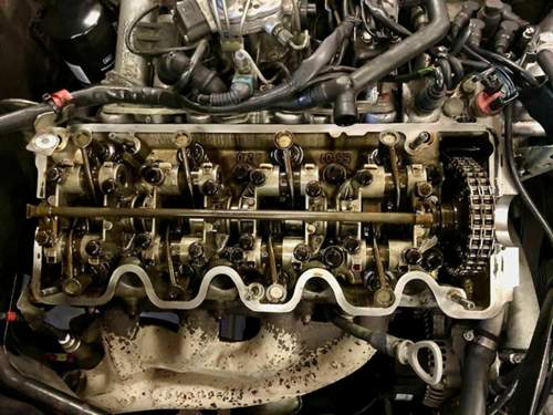 W201-motor-ohne-ventildeckeldichtung-web