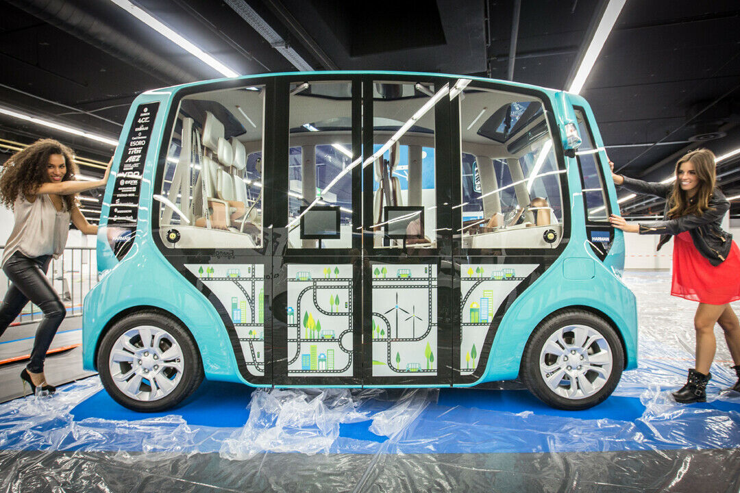 Der kistenförmigen Elektrobus microMAX von Rinspeed  wird auf der Automechanika gezeigt
