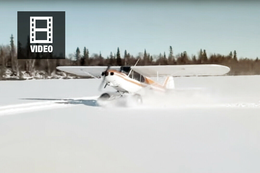Das driftende Flugzeug: Um im rauen Gelände Alaskas landen zu können, brauchen die kleinen Maschinen die sogenannten Tundra Tires – große Reifen mit geringem Luftdruck