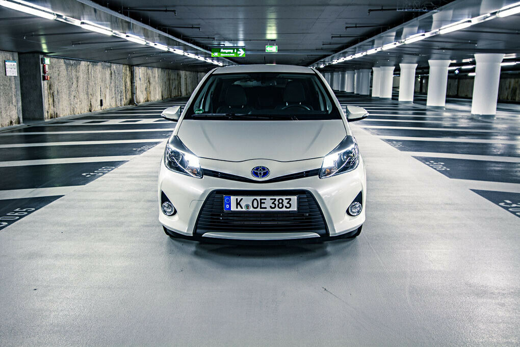 Abgesehen von einigen optischen Kleinigkeiten (wie dem blau hinterlegten Logo) unterscheidet sich der Yaris Hybrid kaum vom konventionellen Yaris