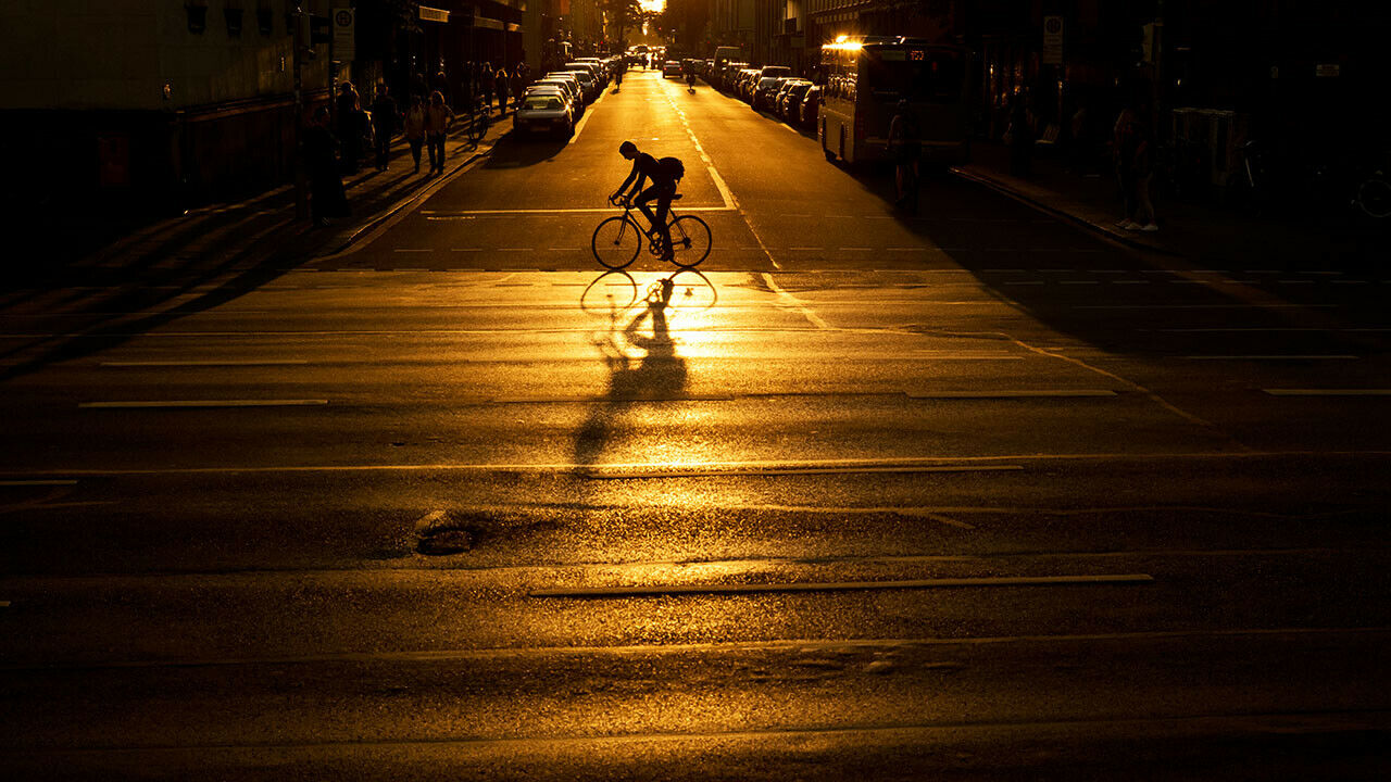 Wenn Radfahrer unvermittelt die Straße kreuzen, können sie eine Mitschuld bekommen