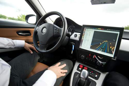 Derzeit muss im Auto jederzeit ein menschlicher Fahrer die Kontrolle übernehmen können