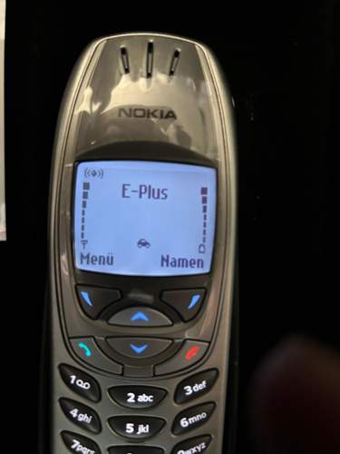 Handy wird mit Strom versorgt