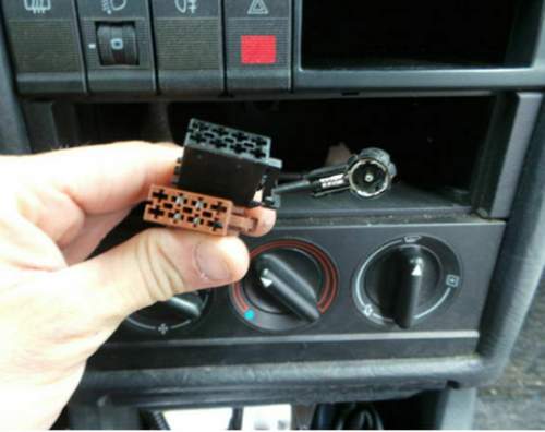 Brauner-stecker-boxen-vorne