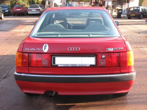 Audi-90-rouge