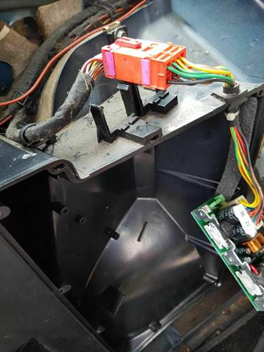 Steckeranschluss am Subwoofer