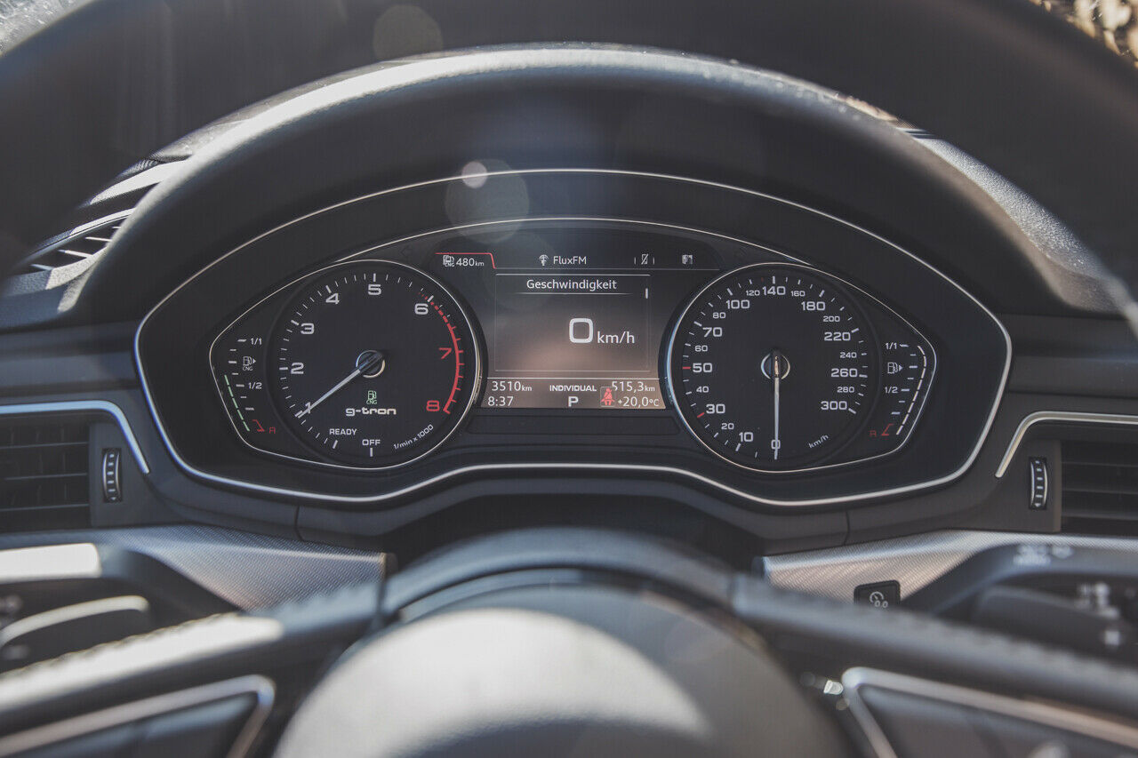 Der Audi A4 G-Tron kommt mit klassischen Analoginstrumenten für Geschwindigkeit und Drehzahl - getrennt von einem großen Bordcomputer