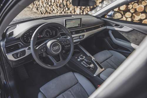 Der Innenraum des Audi A4: Das dunkelgraue Rauleder im Innenraum lässt den Audi A4 G-Tron elegant wirken, findet MT-Leser Thomas