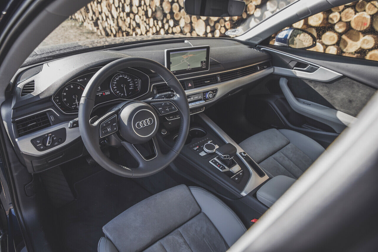 Der Innenraum des Audi A4: Das dunkelgraue Rauleder im Innenraum lässt den Audi A4 G-Tron elegant wirken, findet MT-Leser Thomas