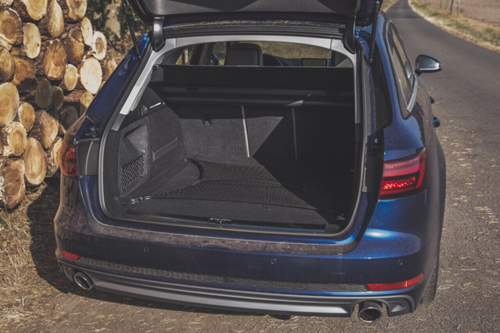 Das Urlaubsgepäck von zwei Personen schluckte der 415 Liter große Gepäckraum des Mittelklasse-Wagens Audi A4 locker