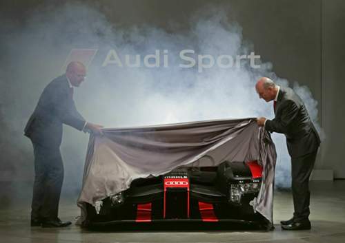 Motorsportchef Wolfgang Ullrich (r.) enthüllt den neuen LMP1-Renner