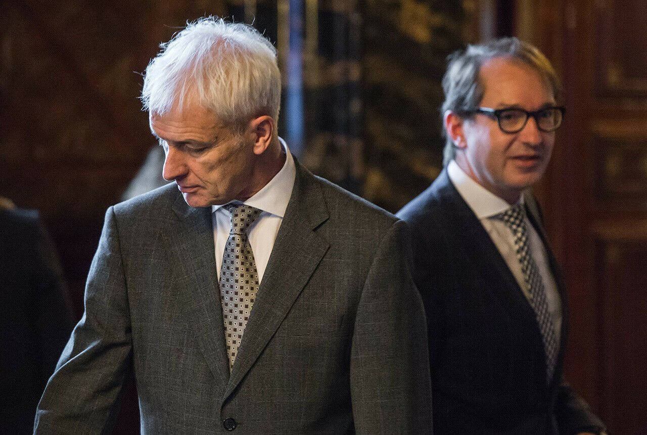 Haben sich über die Bekanntgabe falscher Getriebesoftware bei Audi V6- und V8-TDI-Motoren vorab verständigt: VW-Chef Matthias Müller (l.) und Bundesverkehrsminister Alexander Dobrindt