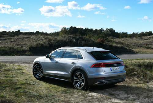 Im Vergleich zum VW Touareg bietet der Audi mehr Radstand. Geräumiger wird er innen dadurch nicht