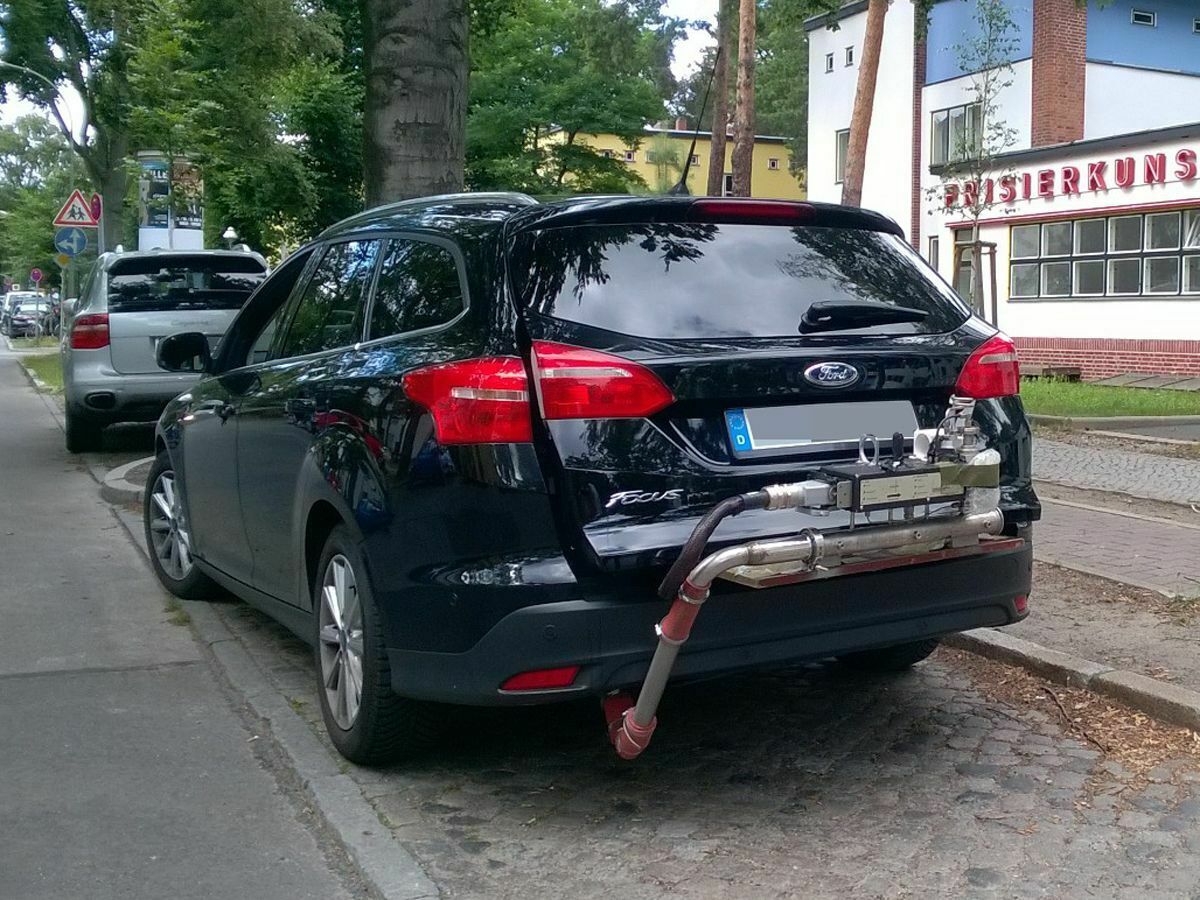 Ein Ford Focus beim Straßentest: Der Umweltverein moniert, dass die Mehrzahl der Fahrzeuge die gesetzlichen Grenzwerte im Realbetrieb nicht einhält. Ford verweist darauf, dass der reale Fahrbetrieb nicht dem gesetzlichen Messverfahren entspricht