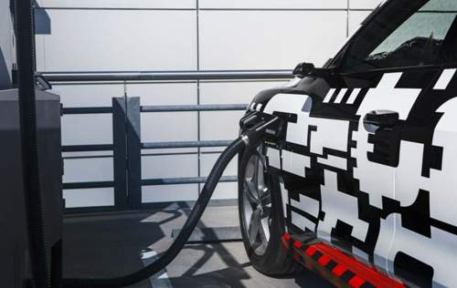 Der E-Tron lädt mit einer Ladeleistung von bis zu 150 kW. Innerhalb von einer halben Stunde ist der Akku zu 80 Prozent geladen