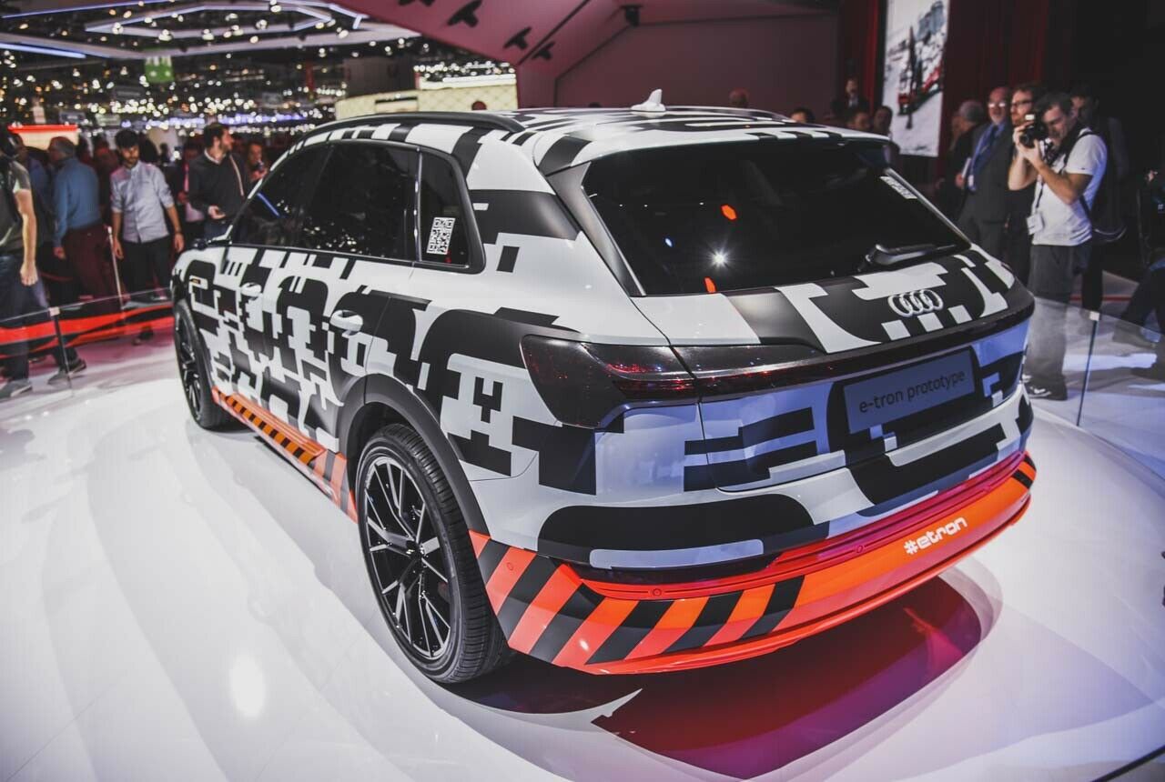 Auf dem Genfer Autosalon stellt Audi den neuen A6 in den Mittelpunkt. Der Prototyp des E-SUV steht unauffällig in einer Ecke